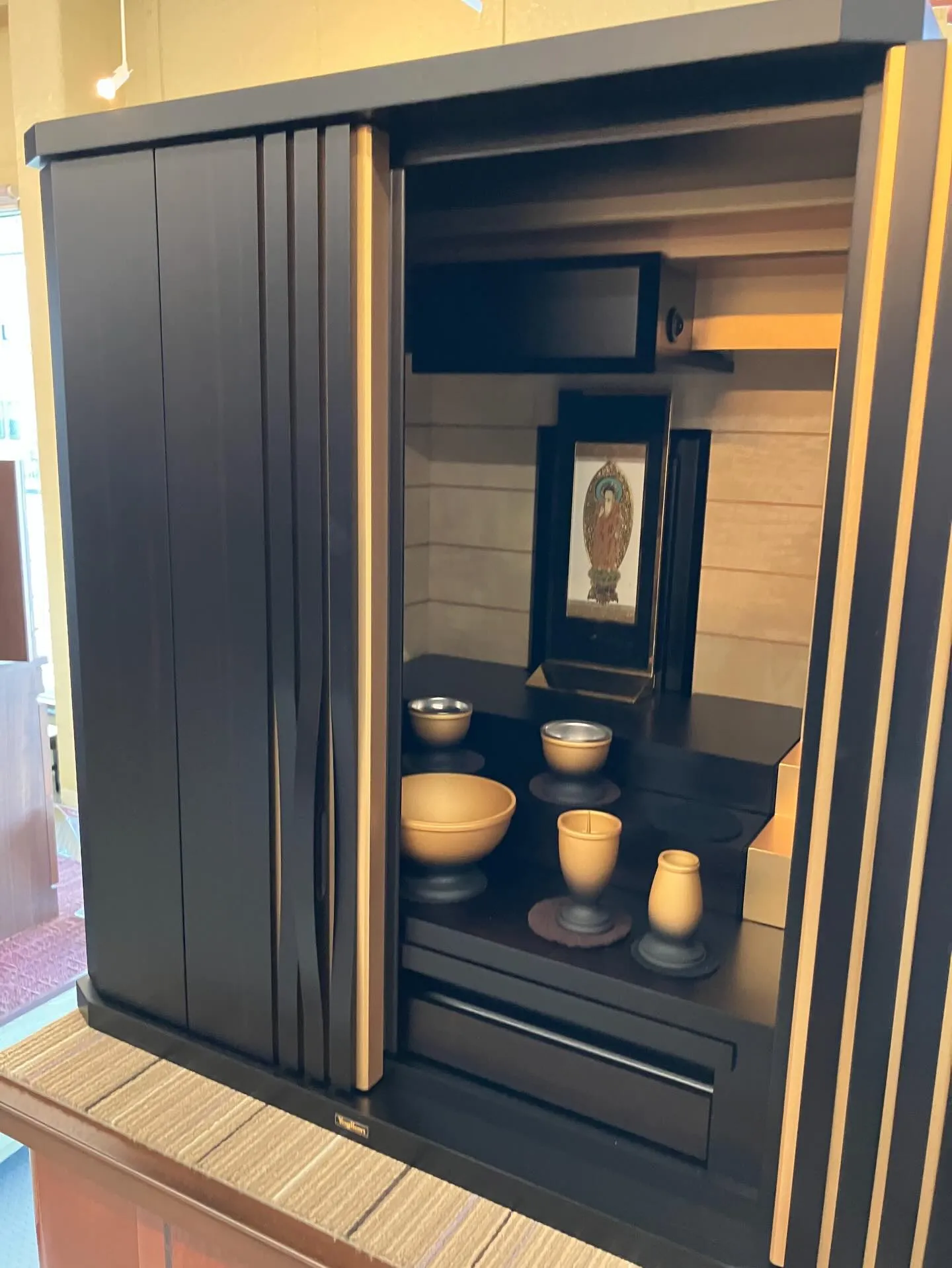 黒檀の美しい木目のお仏壇。