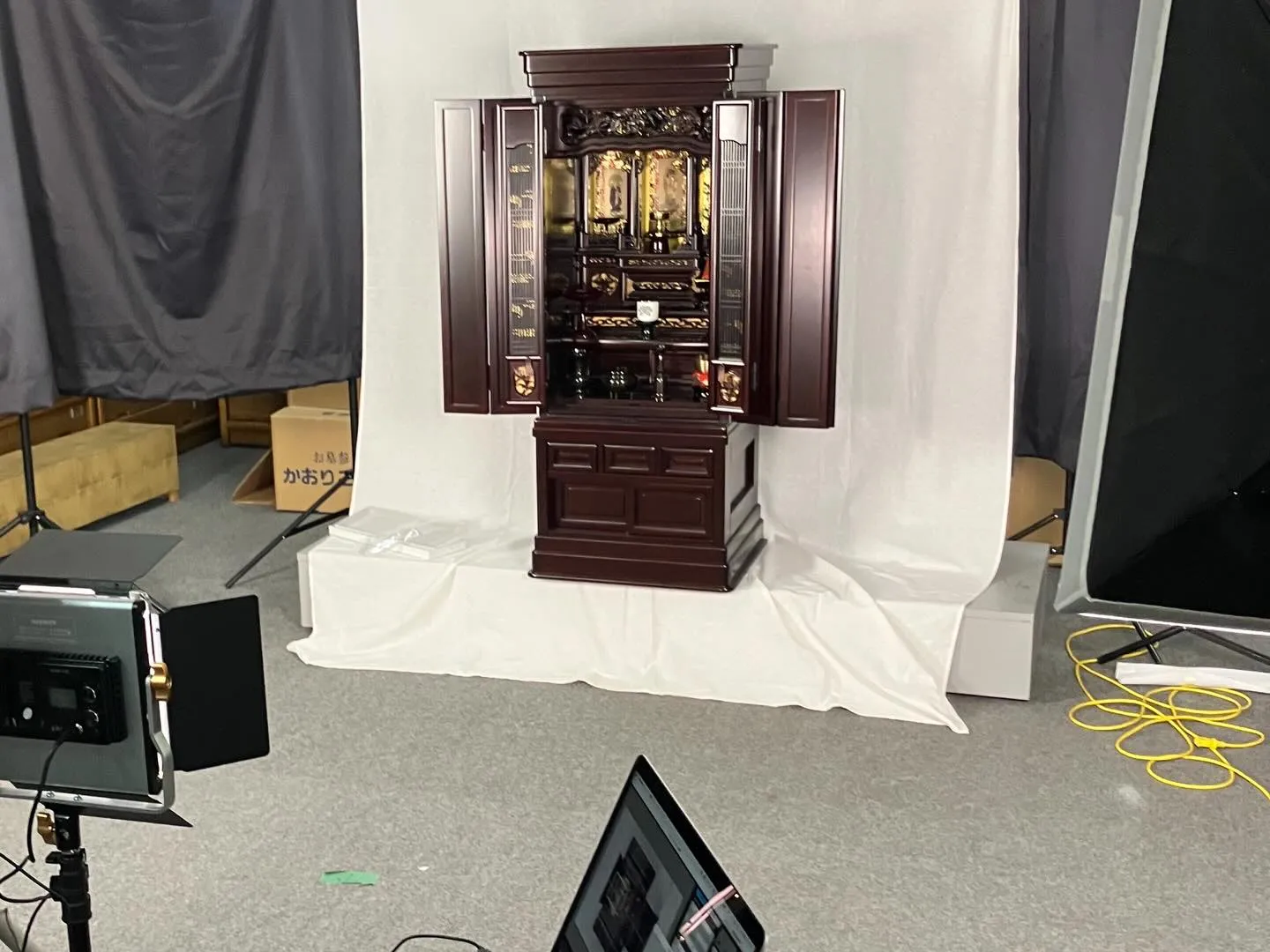 先日、吹田本店の3階に上がろうとするとカーテンに張り紙が。