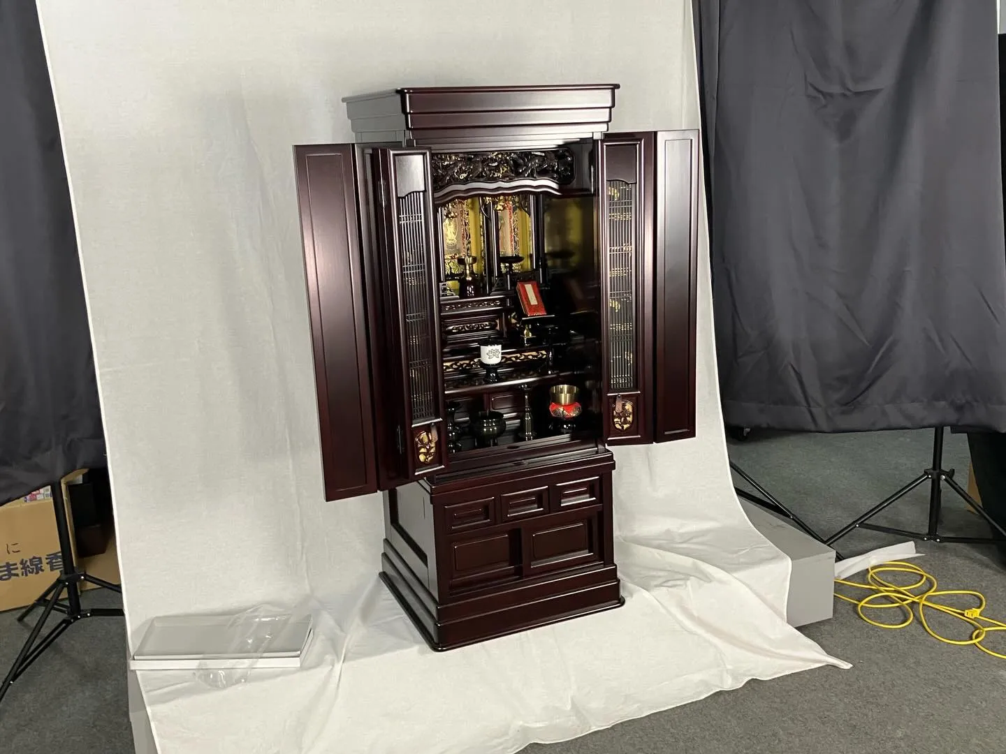 先日、吹田本店の3階に上がろうとするとカーテンに張り紙が。