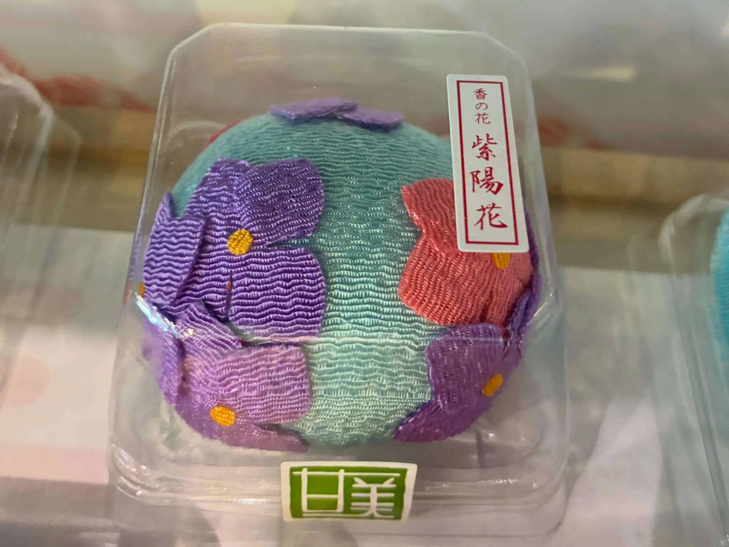 ちりめん細工の和菓子がたくさん入荷中です🍡